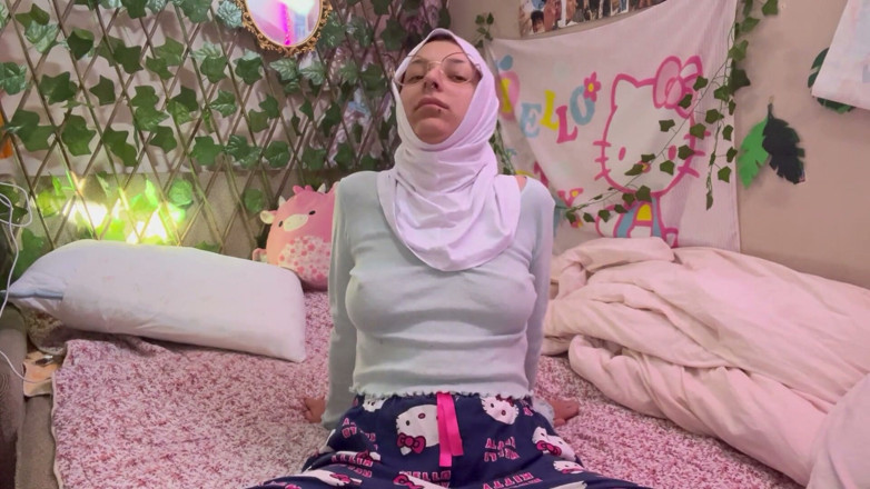 lanalovacutie: Muslim-yoga-in-hijab-day-13