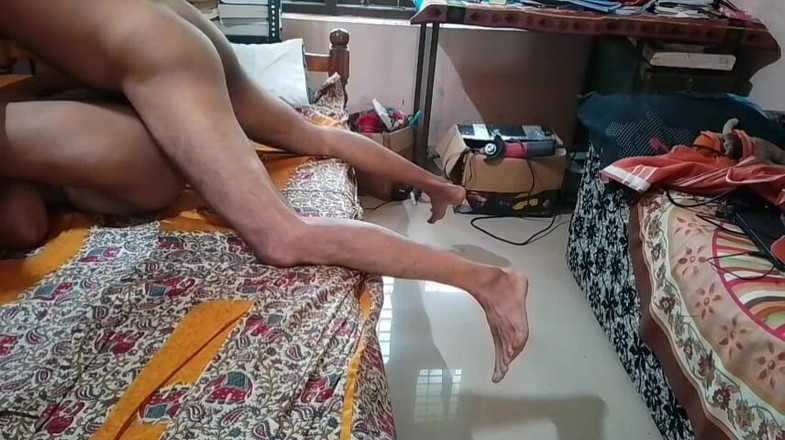 Skydreem1104: Hintli ev hanımı evde kocası tarafından sikiliyor