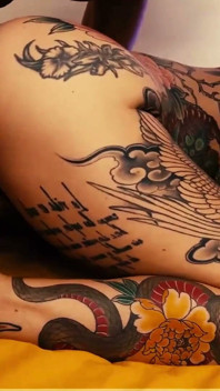Ce lapin mature tatoué cherche à se faire baiser à nu dans le cul