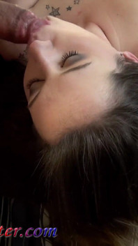 Primul film porno al surorii vitregiene bisexuale obraznice