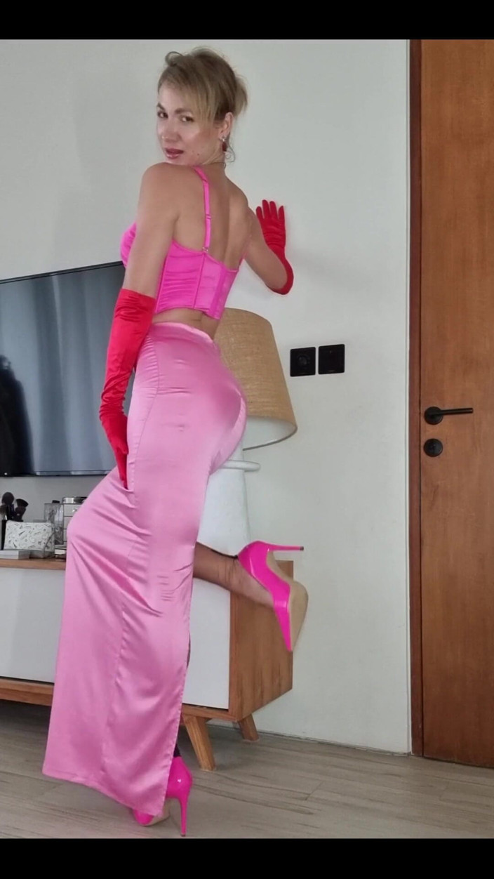 Angel The Dreamgirl: mujhe yah lanbi tang saatan skart pasand hai