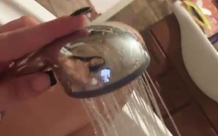 MILFy Calla: Milfycalla me masturbé en la bañera con pis en jacekts 180