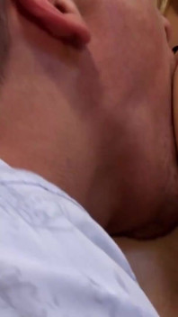 Nena rubia con cuerpo sexy follada analmente en el baño