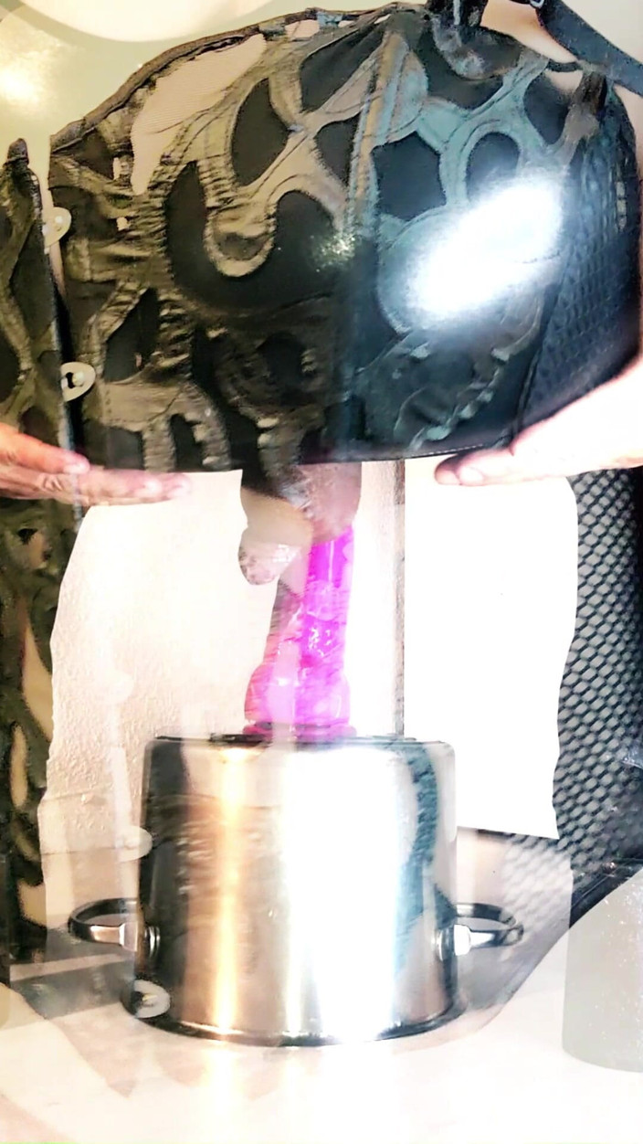 kandiKane: Tranny kandi nóng bỏng bị con cu giả màu tím đập...