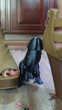 Memancut mani pada batang kecil dengan dino
