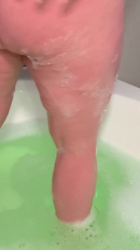 Awek putih berpantat besar bermain dengan mainan kote hitam besar dalam bilik mandi
