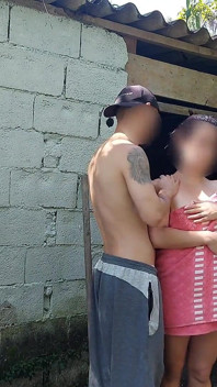 Dușul nu funcționează, femeia căsătorită îi cere ajutor îngrijitoarei de la fermă folosind doar un prosop și plătește cu sex