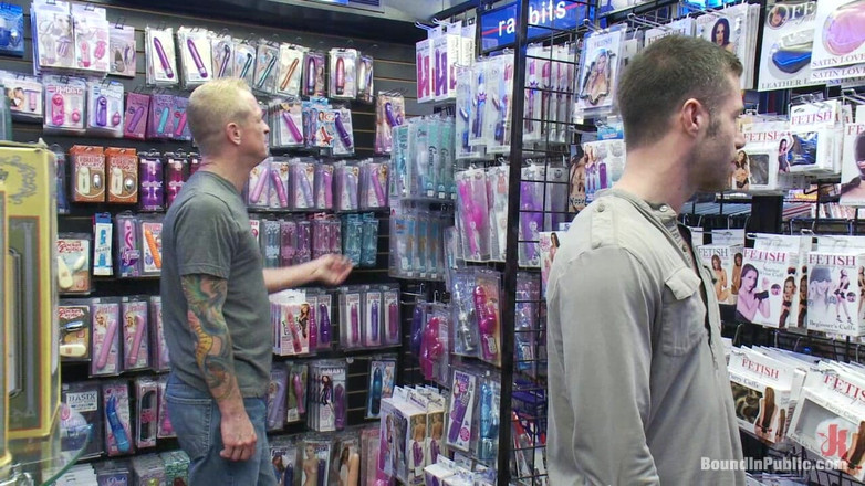 Bound in public: Nadržení muži vezmou ptáka v rušné sexuální arkádě