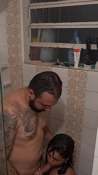 Bagno di piacere: Nicoly Mattos ha preso molto sperma nel culo sotto la doccia!