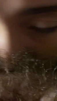 Une lesbienne suce une chatte très poilue et mouillée