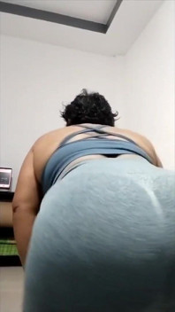 Sexy milf filippina, zumba balla e stuzzica le sue grandi tette