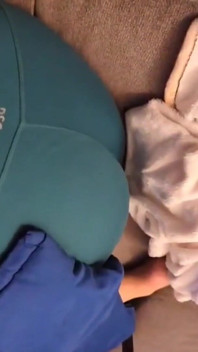 Hot, sexy, handjob berubah jadi jilat, nyepong, nyepong kontol sampai becek! Lihat aku membuatnya mengerang!