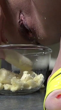 Jocuri cu pișare și banane