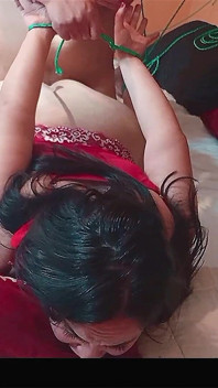 Fantasi seksual perhambaan dengan dildo gergasi dalam pepek: seks sebenar dari pasangan amatur.