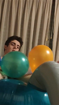 Mamando globos de fiesta en mi unicornio inflable aqua blue