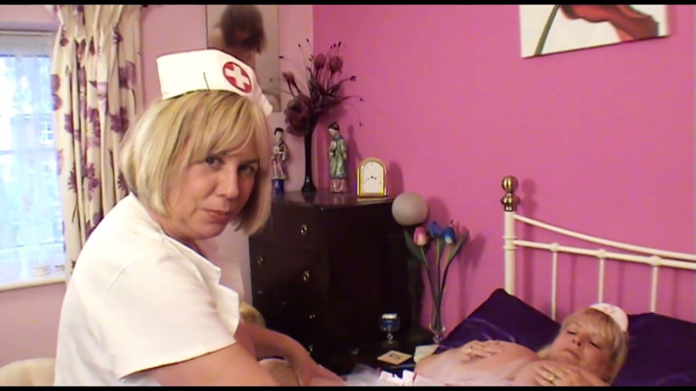 Dirty Doctors Clips - Mature British Lesbians: BBW děvka Kelly a Trisha jsou dvě nadržené sestry