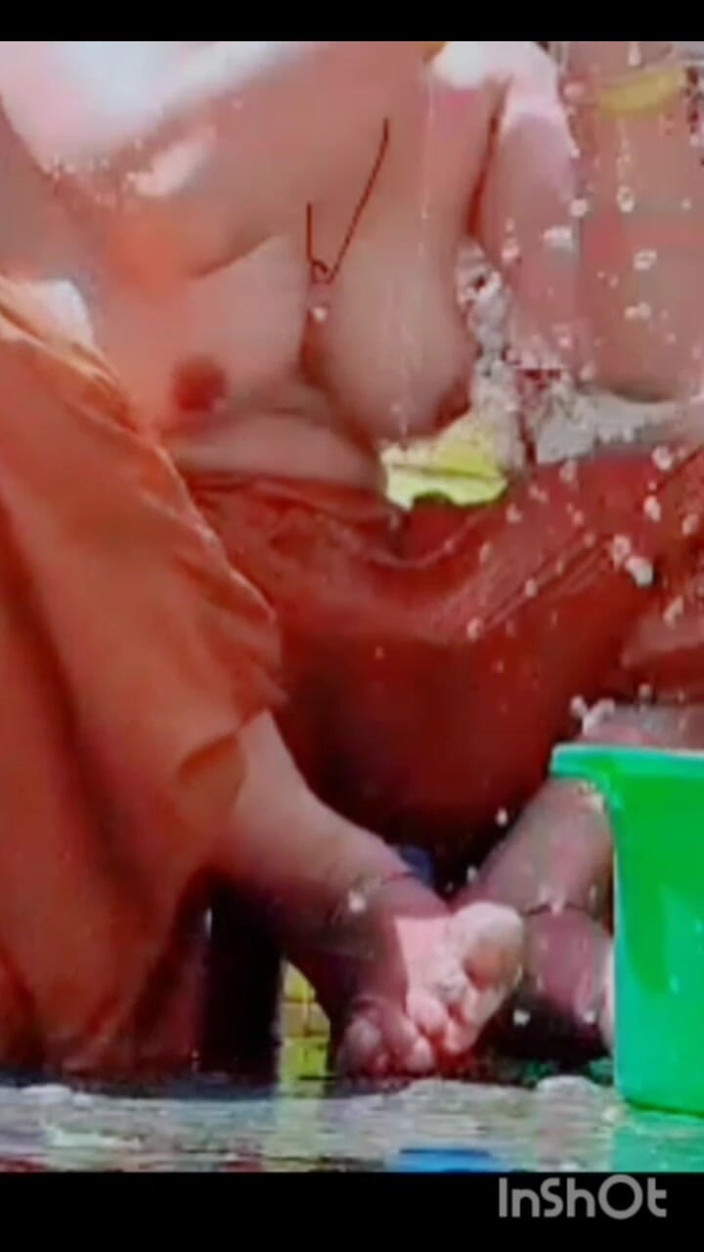 TricolorMusic3: Semasa mandi, wanita kampung sedang mandi berbogel selepas menanggalkan pakaiannya...