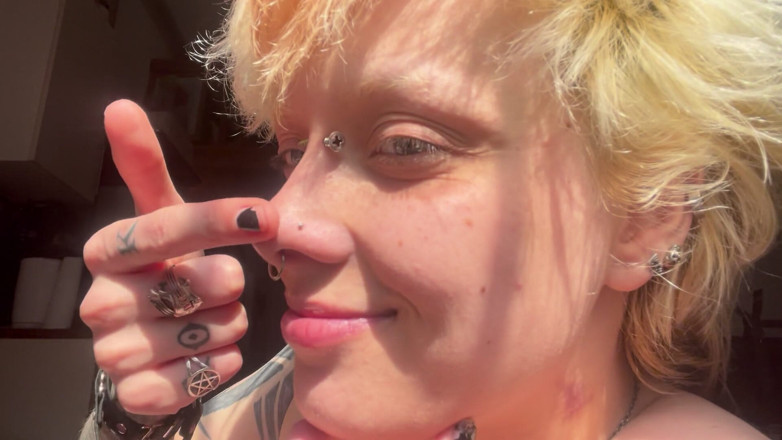 Glitterqueen1999: Goth flicka i solen näsa fetisch näsa gnugga gris näsa