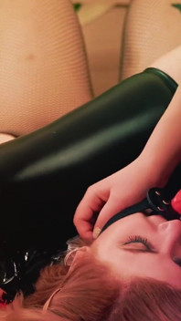 Sexo lésbico: usando vibrador de mordaça e tendo orgasmos sentados na cara! Buceta fodida em roupas de pvc brilhantes! Arya Grander