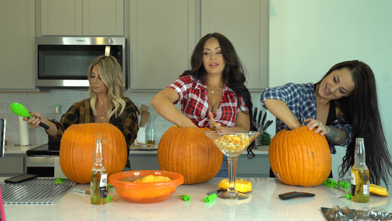 Evelin Stone: Kiki Mariah_970 Evelin Carve Pumpkins Nude Photoshoot After