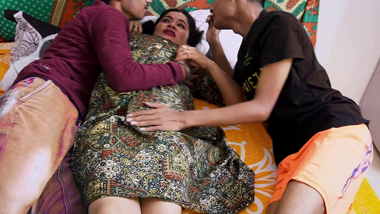 Xtramood: Üvey kız kardeş iki üvey erkek kardeşiyle sert sikişiyor ve eğleniyor, üçlü...