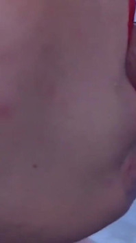 Blowjob dengan air mani dalam mulut sudut pandangan dekat