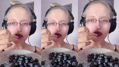 FinDom Goaldigger: ASMRブルーベリー食べ - ASMR、眼鏡、巨人女