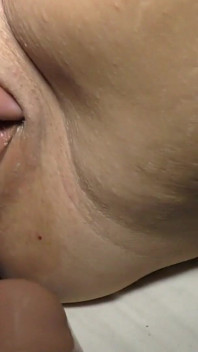 Sexy MILF bere masivní dildo
