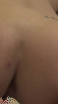 Bronzat cu piercing ciudat în casting cu joc cu pizdă sexy