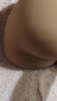 Cuspindo e fodendo um brinquedo anal com consolos com gemidos prazerosos