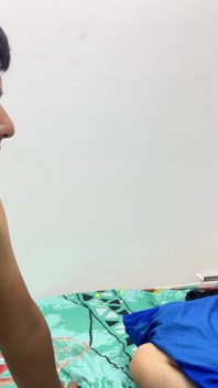 Saya miang dan saya mengambil peluang untuk menerangkan kepada adik tiri saya yang suci cara bercium, saya akhirnya memberikannya kongkek hidupnya
