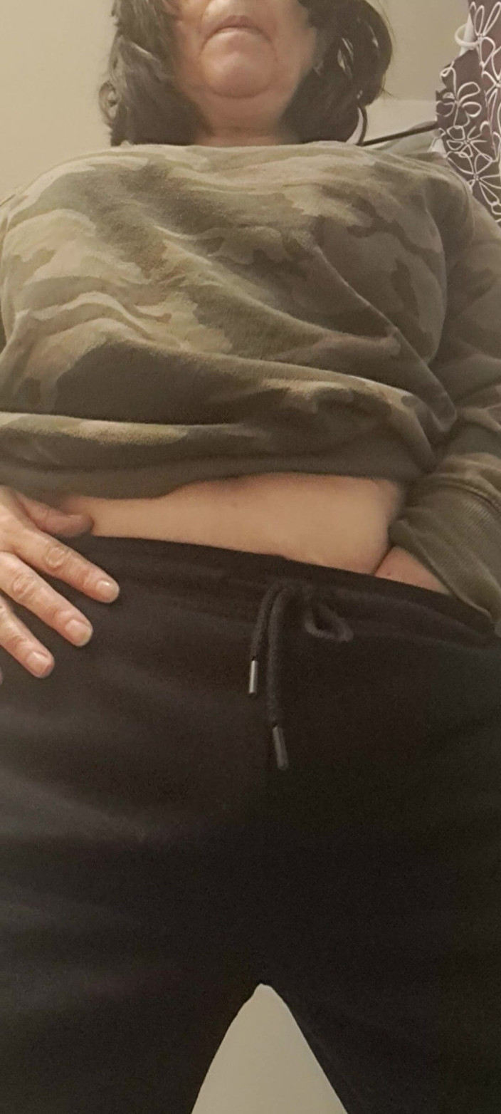 Mommy big hairy pussy: 젖은 털복숭이 보지 개방