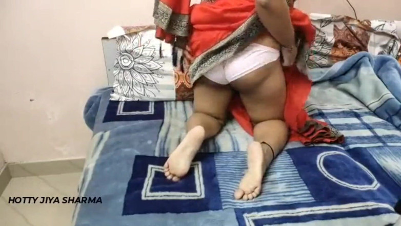 Hotty Jiya Sharmaa: Ibu tiri India masturbasi sendirian di kamarnya