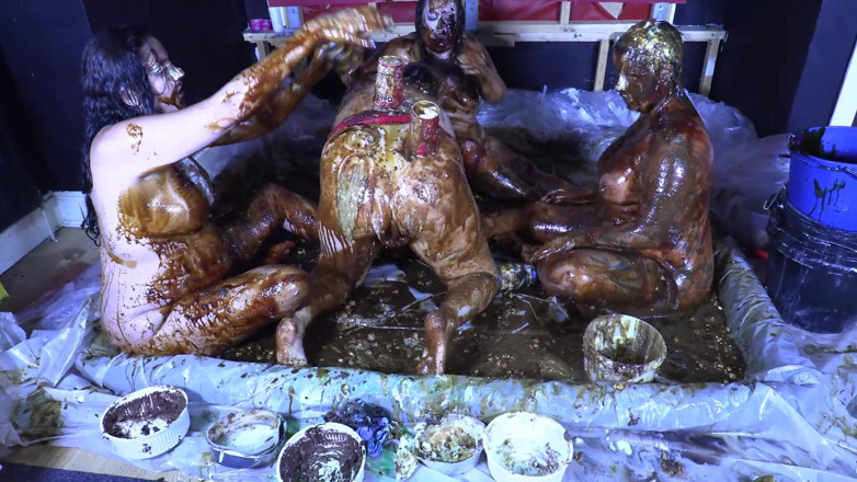 Gunked up girls: 4 kız yemek fışkırıyor