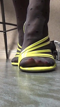 Thử sandals trên bàn chân tôn sùng