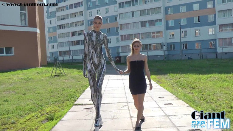 Giant Fem: Besar dan Kecil di Depan Umum