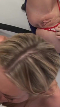 Mame sexy blonde sunt futute pe contorul de casă ca obiecte
