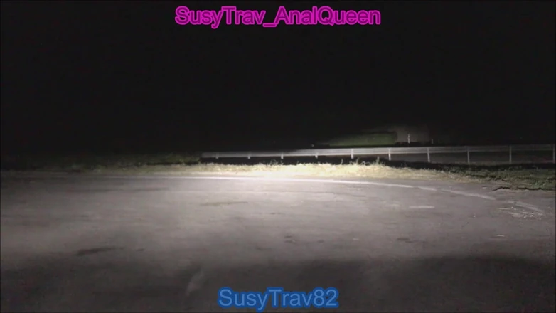 SusyTrav_AnalQueen: 公道での初めてのストリップショー