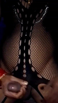 Hintli Seksi Transeksüel Bebek Kia Büyük Siyah Yarağını Sıvazlıyor