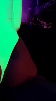 MILF panas dalam badan Neon suka berkongkek dalam gelap