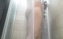 Uhri: En la ducha con la erección