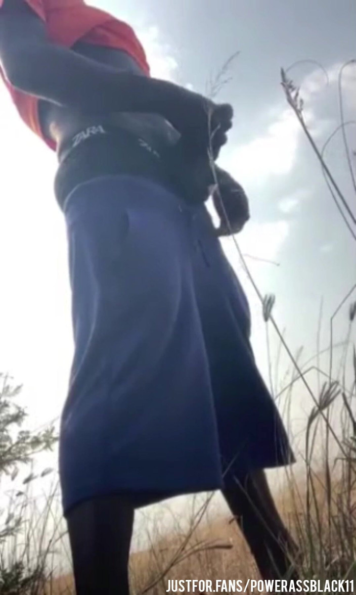 WildFreakBottom: Intenzivně masturbuje sám v křoví