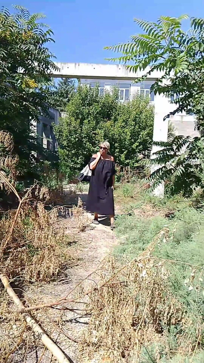 Crazyfamily 1970: Незнакомец наблюдал, как я мастурбирует в парке, затем отвел меня на стройку и трахнул меня