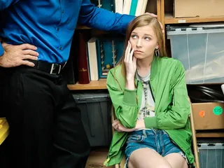 Shoplyfter justin vorhaut Ava parker