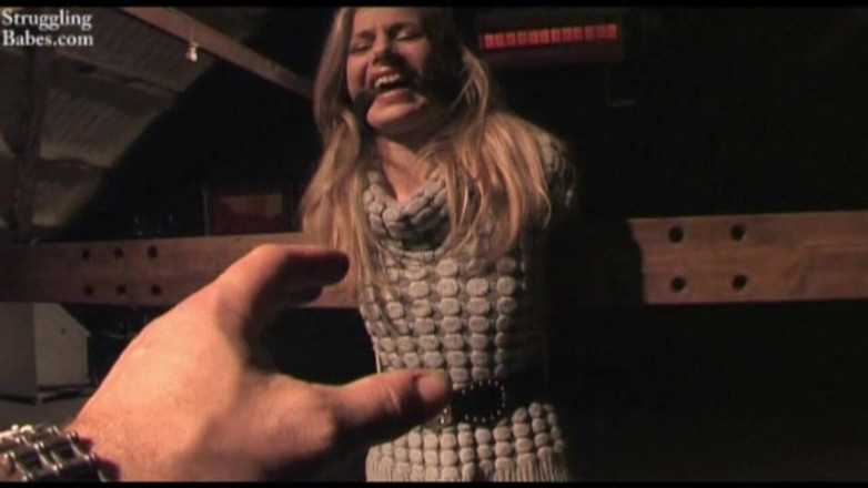 Submissed: Бондаж у сараї