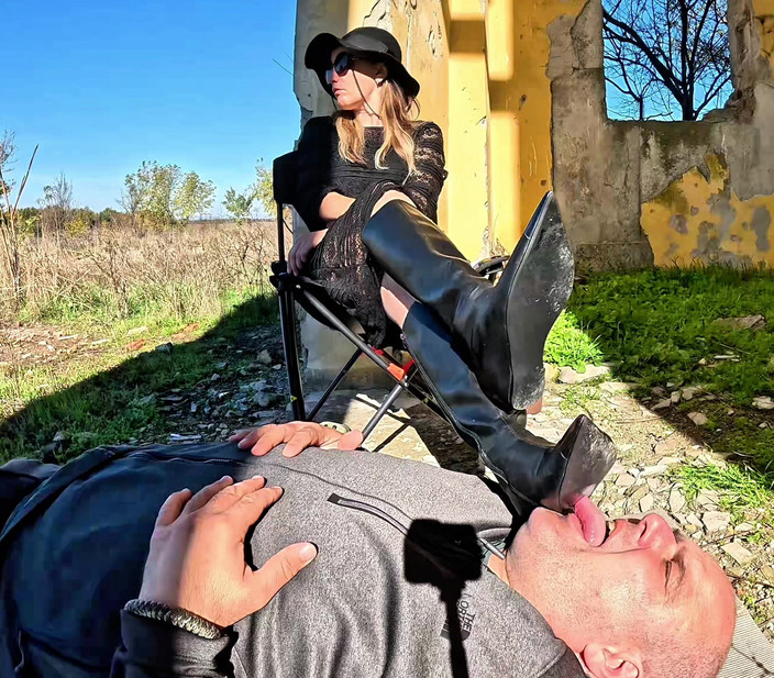 Mistressyammyboots: Sdraiati Davanti a Me - Ogni Passo È Il Tuo Posto, Schiavo