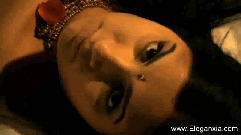 Eleganxia: O indiancă sexy își expune corpul indian perfect