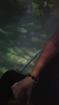 Dando ao cara da piscina uma punheta para pagamento