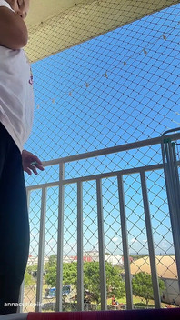 Mollige latina balkon scheet sessie dikke kont die luide stinkende scheten buitenshuis vrijgeeft