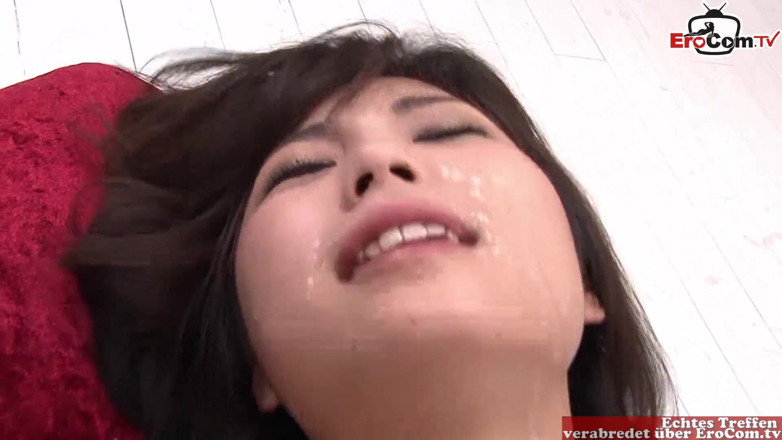 EroCom: Asiatischer gangbang mit einer japanischen teen schlampe mit kleinen titten...